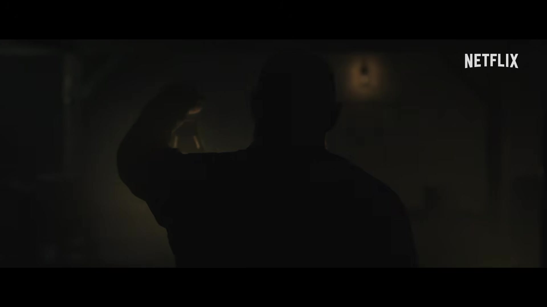 Демонолог исследует тёмное помещение в The Conjuring Unspoken