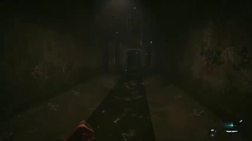Eine schmale, schmutzige Passage auf dem Weg zum Abwasserkanal.