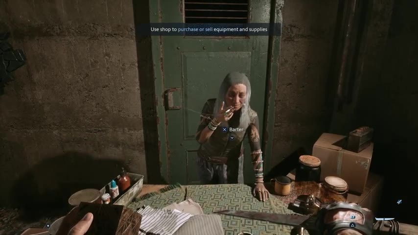 Zora Beckett steht hinter der Theke des ersten Ladens in der Kanalisation.