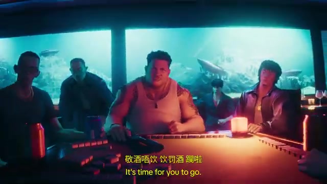 Imagen fija del tráiler oficial de Hush: clientes del bar antes de conocer a un nuevo agente.