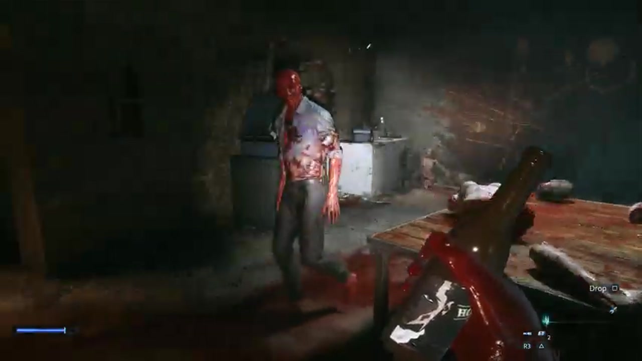 Der hautlose Bruno geht in Hellraiser: Revival mit einer Flasche in der Hand durch die Küche auf den Helden zu