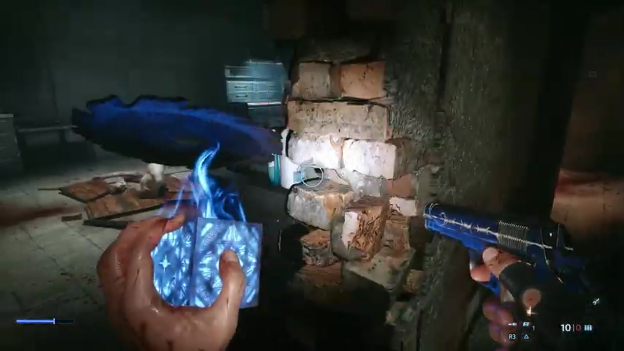 In Hellraiser: Revival brennt ein Puzzle mit einer blauen Flamme in der Hand des Helden neben einer Ziegelmauer
