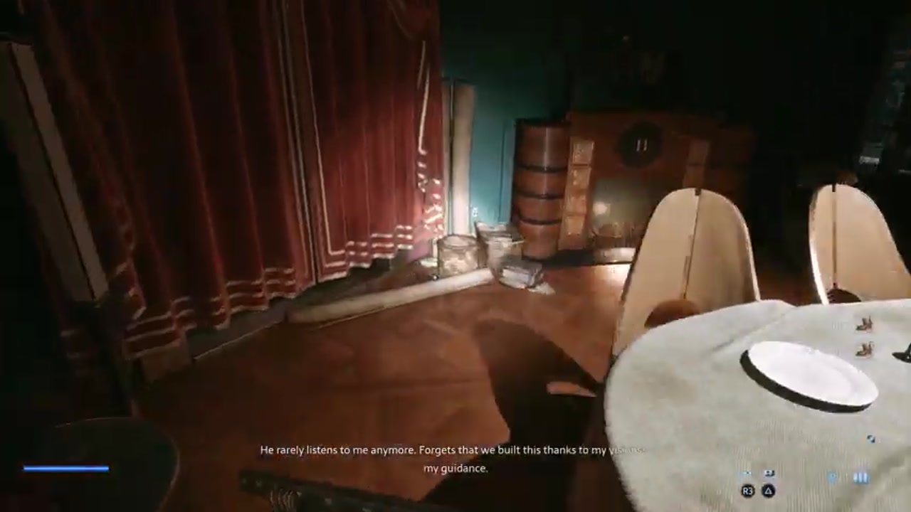 Herrenhaus-Esszimmer mit gedecktem Tisch und Vorhängen in Hellraiser: Revival