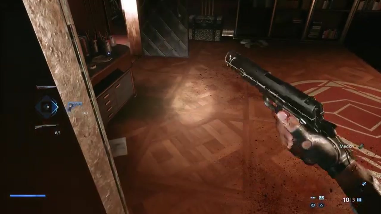 Ein Raum mit Holzparkett und einer Pistole in der Hand des Helden in Hellraiser: Revival