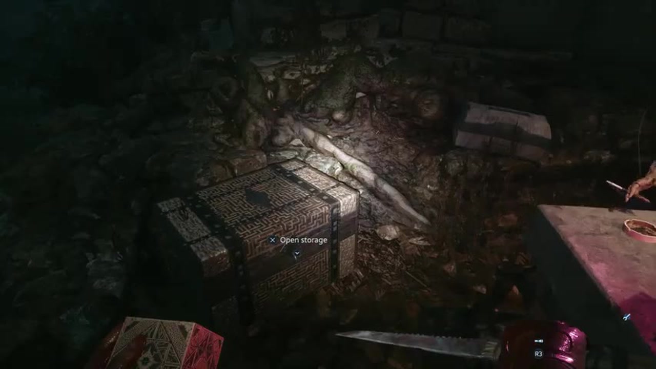 Деревянный ящик с подсказкой открыть хранилище на земле в Hellraiser: Revival