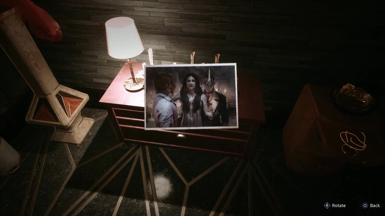 Фотография на тумбочке рядом с лампой, подсказка для кодового замка в Hellraiser: Revival