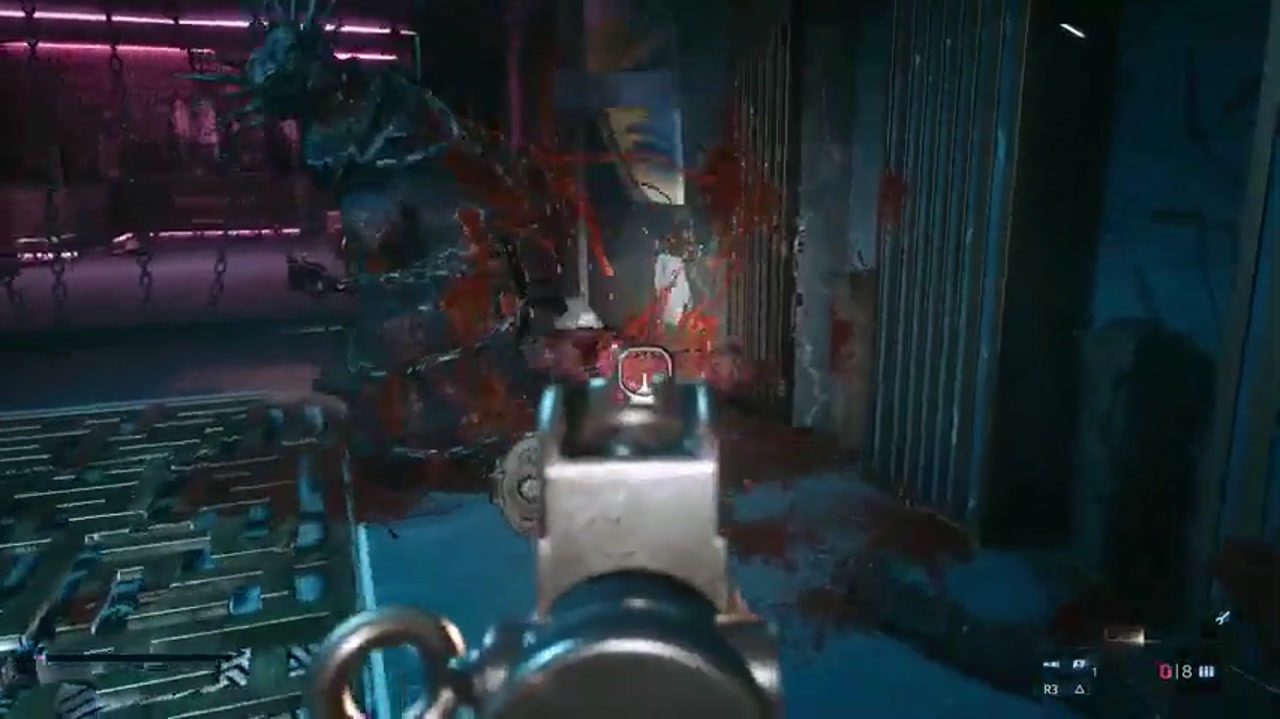 Aiden dispara a un monstruo sangriento con sangre salpicando por todas partes en Hellraiser: Revival