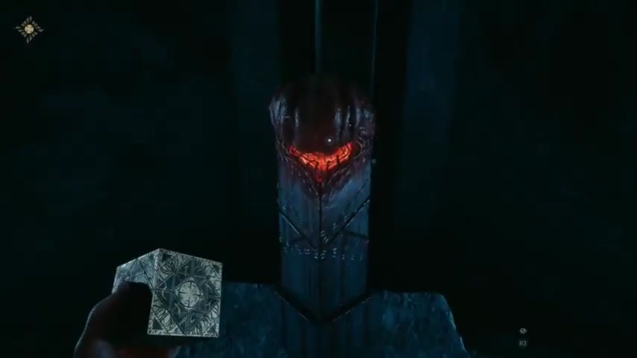 Una columna con un letrero rojo brillante en el oscuro salón del Laberinto y un cubo en la mano de Aiden en Hellraiser: Revival