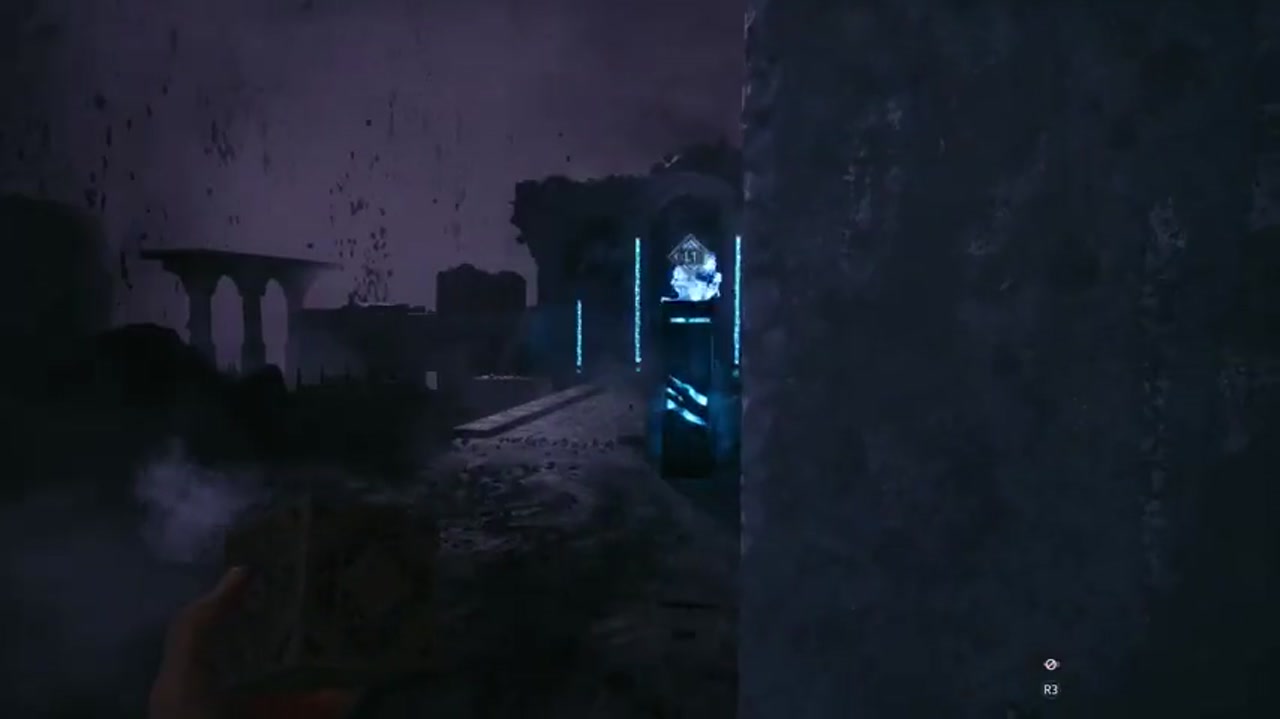 Artefacto azul brillante en la apertura entre las ruinas del Laberinto en Hellraiser: Revival