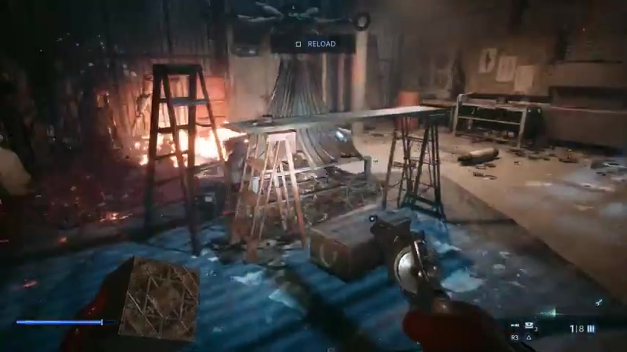Taller con fuego, escalera de mano y aviso de recarga en pantalla en Hellraiser: Revival