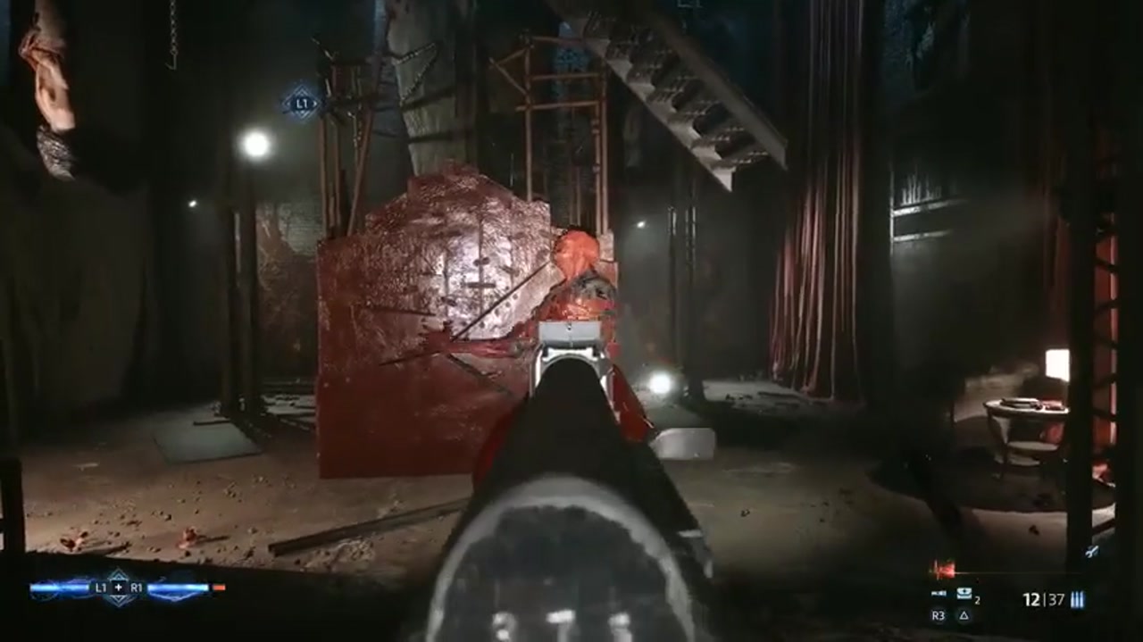 Aiden apunta con una escopeta a un enemigo con pintura roja en el backstage del escenario en Hellraiser: Revival.