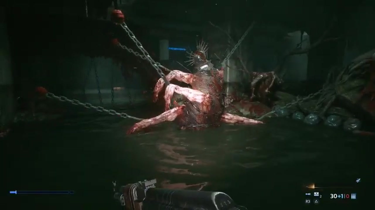 Огромное окровавленное существо на цепях в тёмной воде канализации в Hellraiser: Revival