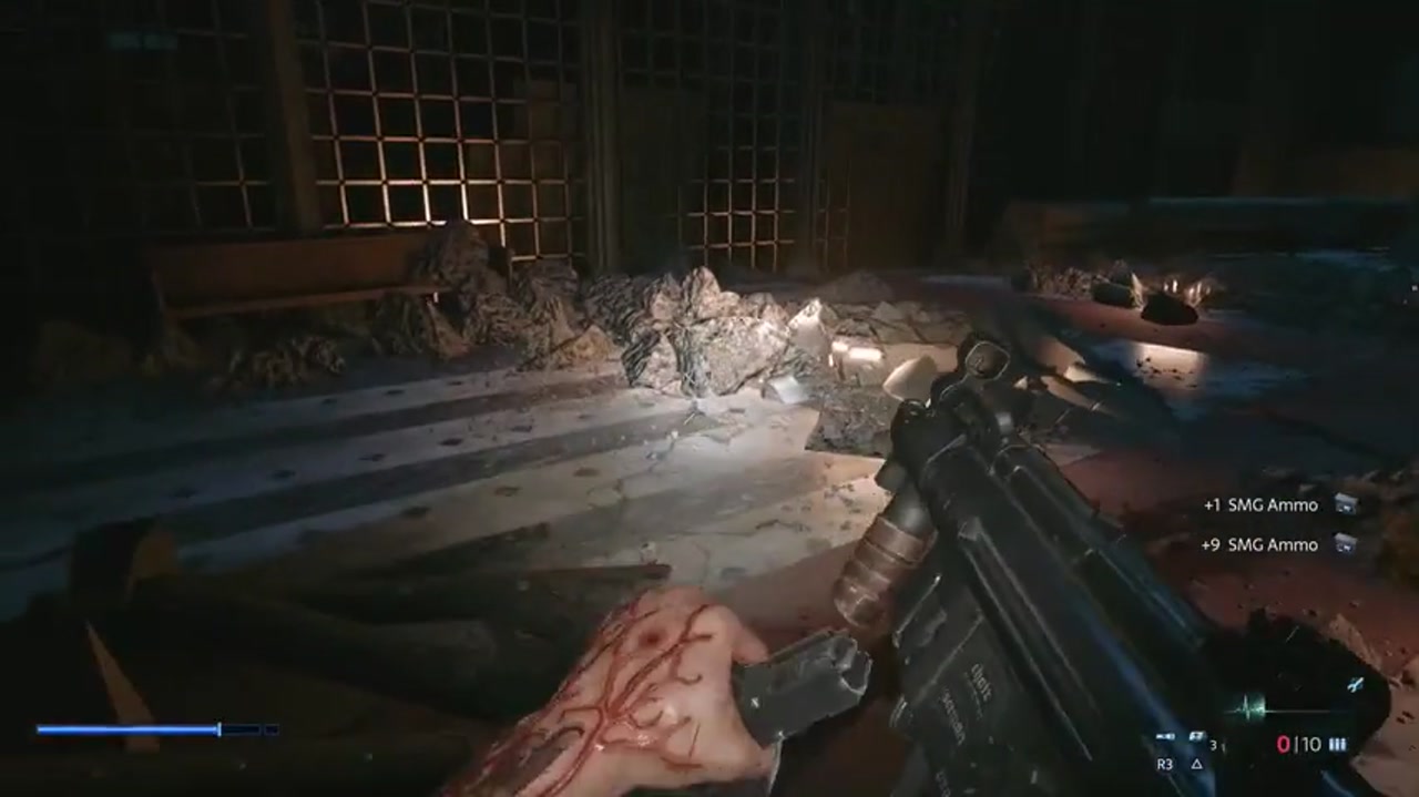 Eine zerstörte Kirchenhalle mit einer Maschinenpistole auf dem Benachrichtigungsbildschirm über aufgesammelte Munition in Hellraiser: Revival