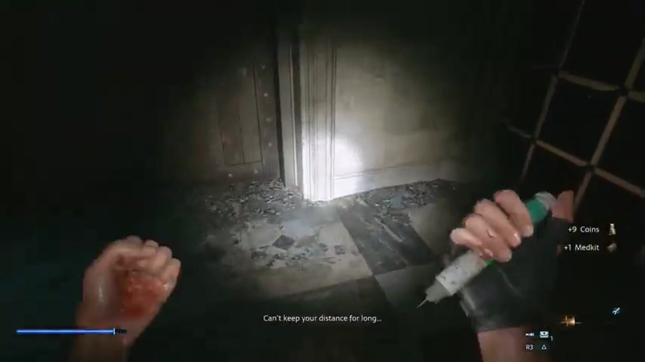 Ein Held mit einer Spritze in der Hand an der Tür, in der Ecke des Benachrichtigungsbildschirms über Münzen und ein Erste-Hilfe-Set in Hellraiser: Revival