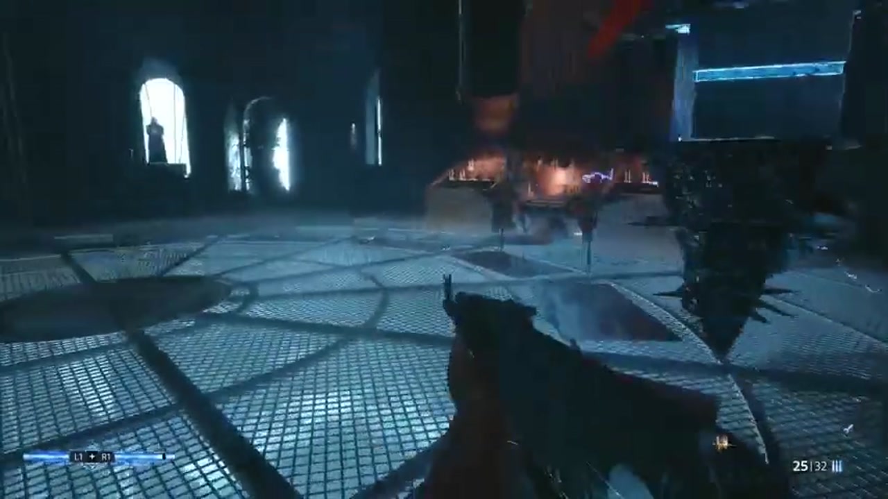 Eine Metallgitterarena, ein Maschinengewehr in der Hand, Kerzen und ein Energieklumpen, der in der Ferne brennt, in Hellraiser: Revival