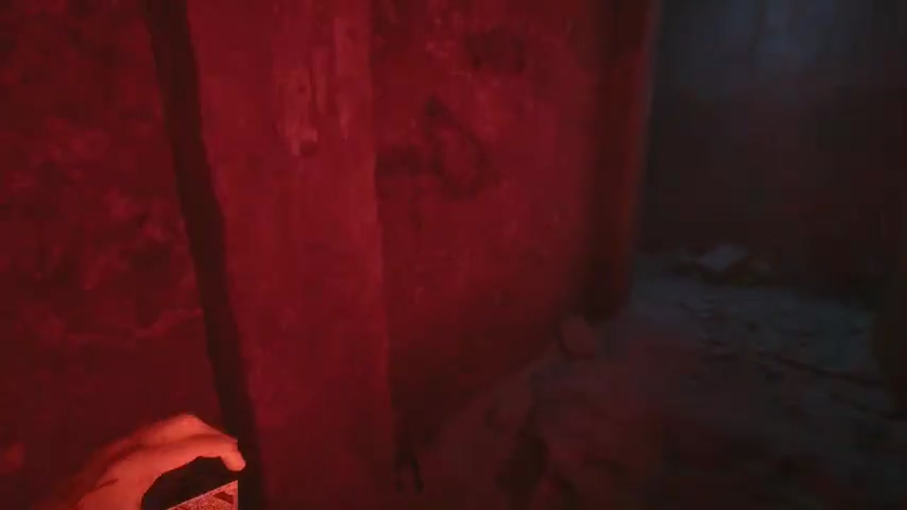 Rotes Licht in einem engen Durchgang des Labyrinths, eine Kiste in der Hand, in Hellraiser: Revival