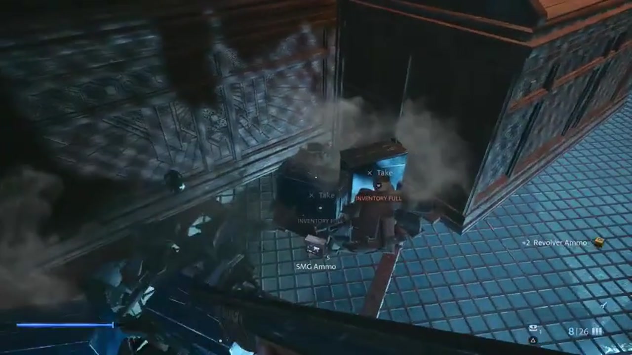 Verstreute Kisten mit Munition für eine Maschinenpistole und einen Revolver auf dem blau gefliesten Boden der Arena in Hellraiser: Revival