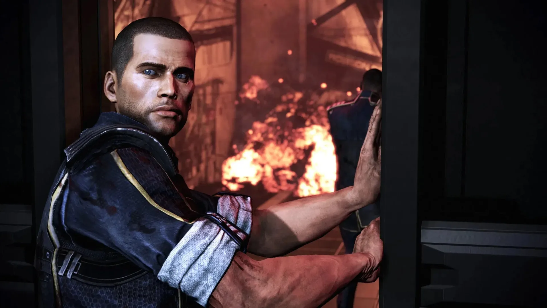 Командор Шепард выглядывает из дверного проёма на фоне огня, кадр из Mass Effect 3