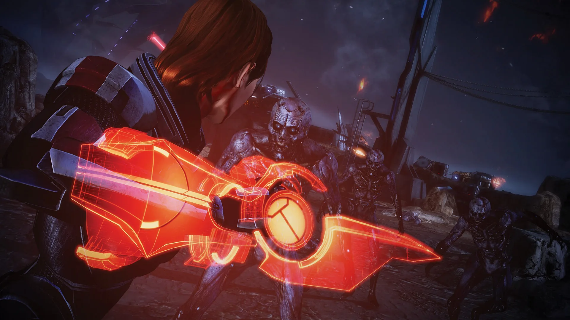 Commander Shepard kämpft mit einer orangefarbenen Omni-Klinge gegen eine Menge Kreaturen auf einem zerstörten Planeten